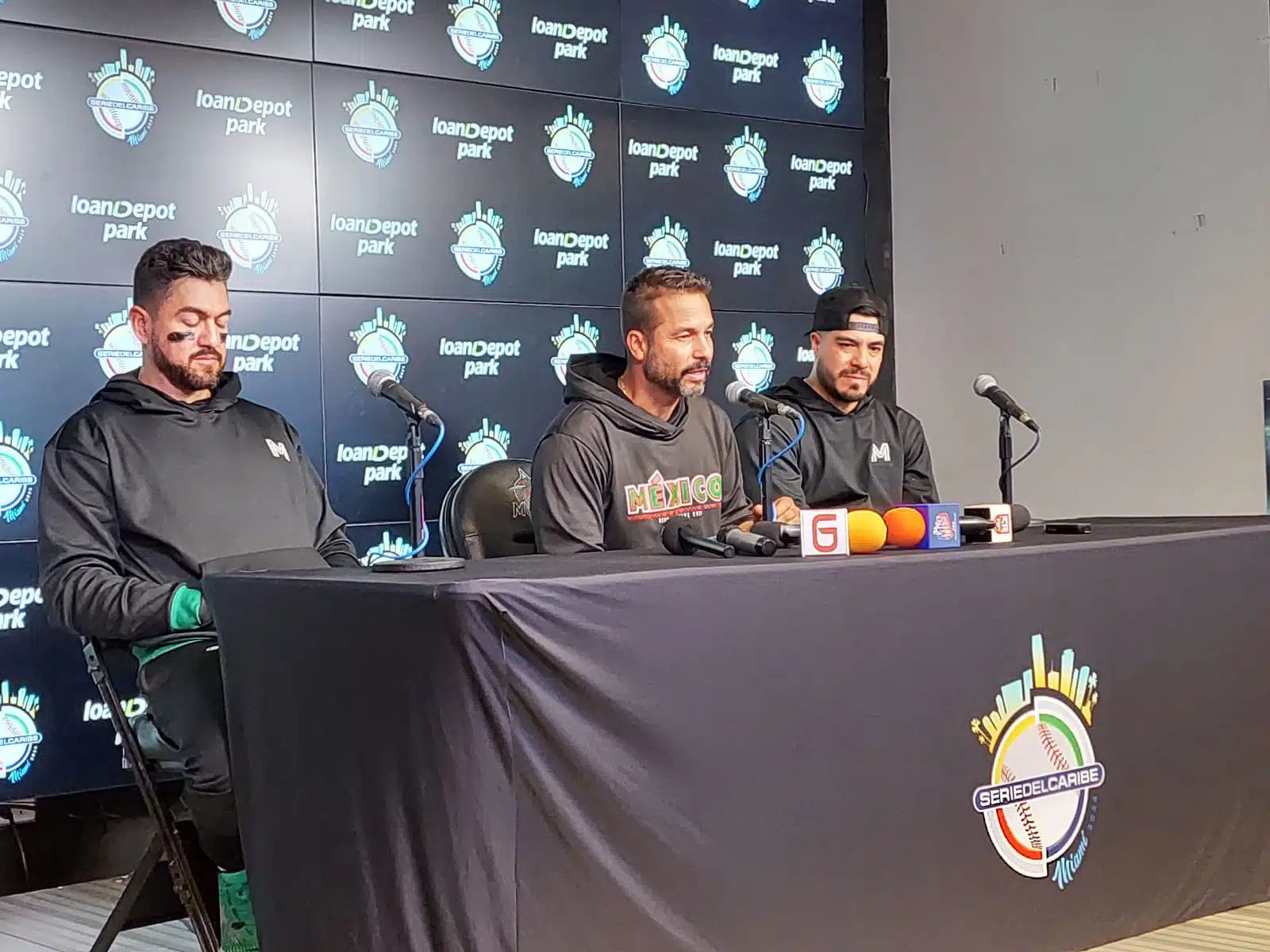 Juan-Gabriel-Castro-junto-a-Agustin-Murillo-y-Manny-Barreda-en-la-ultima-conferencia-de-Mexico-en-la-Serie-del-Caribe-2024.jpeg