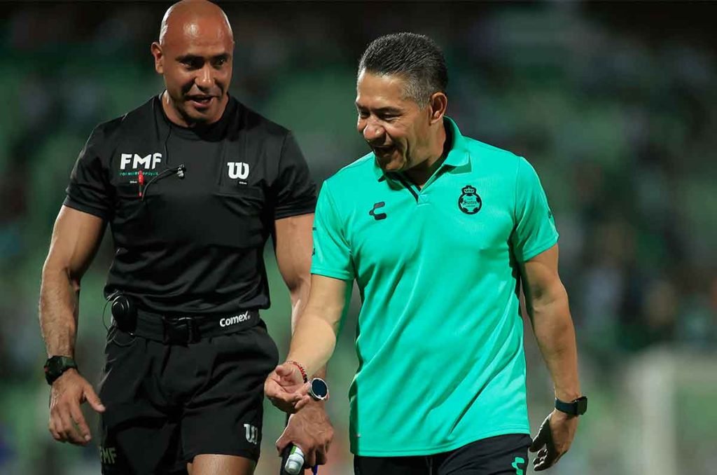 nacho-ambriz-recluta-a-sus-conocidos-de-leon-para-santos-laguna-1024x678