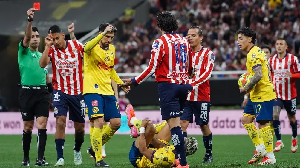 no-era-roja-cade-cowell-se-va-expulsado-del-chivas-vs-america-expertos-generan-polemica (1)