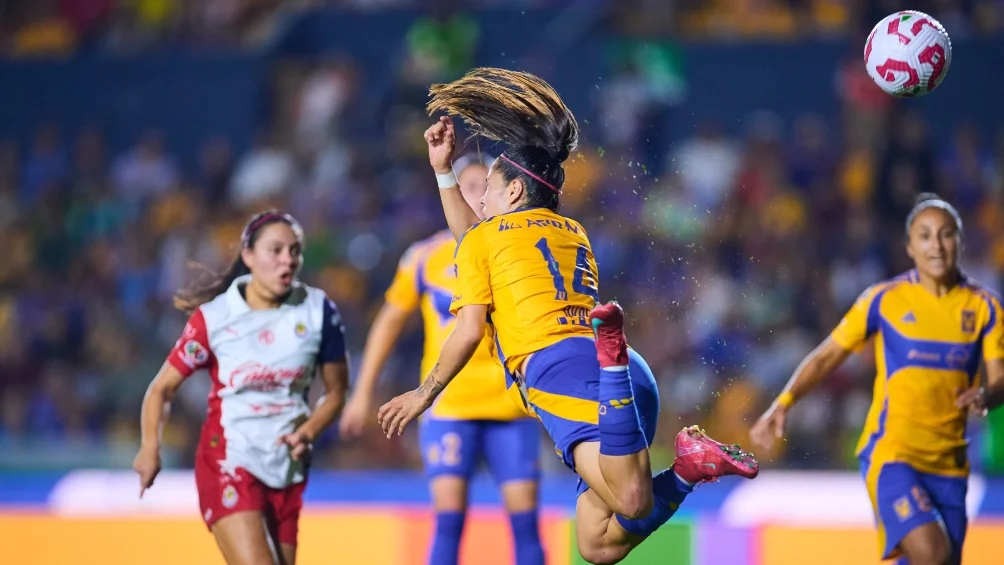 puskas-maga-ovalle-marca-espectacular-gol-en-victoria-de-tigres-sobre-chivas-femenil (1)