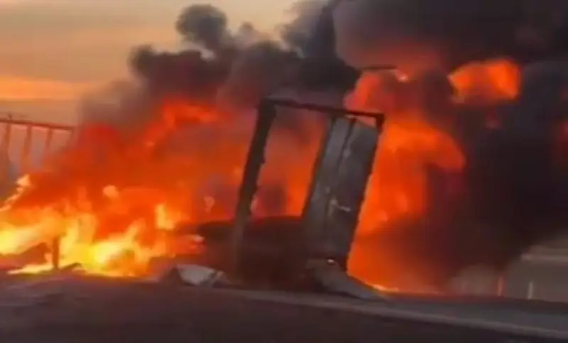 Violencia-en-Michoacan-deja-43-vehiculos-y-2-OXXO-incendiados