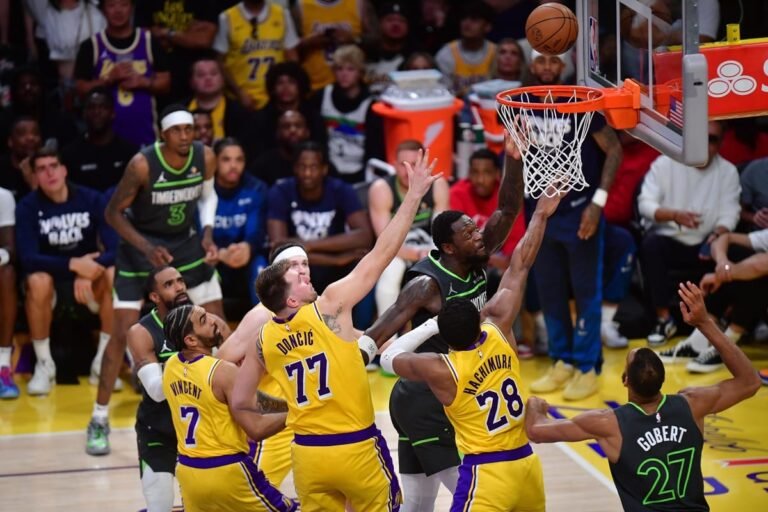 Julius-Randle-vs-Lakers-playoffs-2025