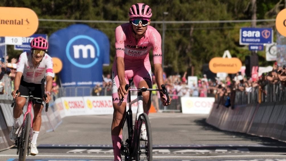 cara-en-alto-isaac-del-toro-pierde-la-maglia-rosa-y-se-le-escapa-el-giro-de-italia