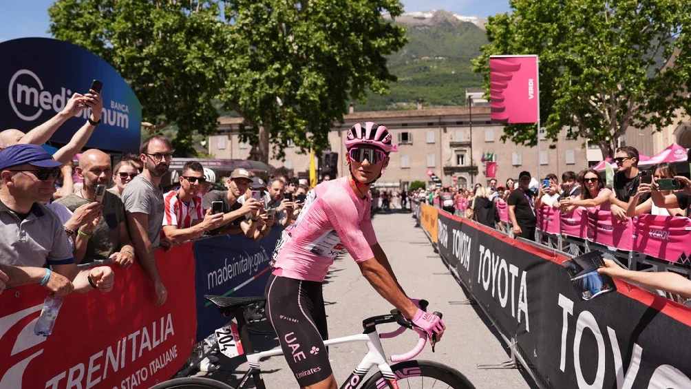 isaac-del-toro-se-sube-al-podio-de-etapa-19-y-aumenta-ventaja-por-liderato-en-el-giro-de-italia