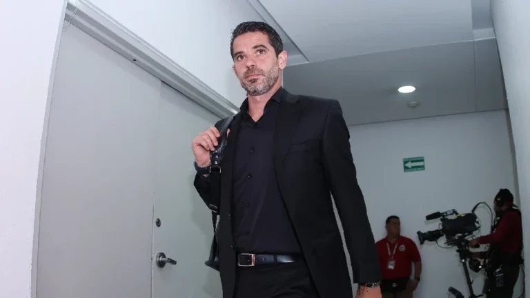 fernando-gago-ya-viaja-rumbo-mexico-para-ser-el-nuevo-dt-de-necaxa (1)