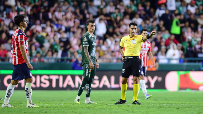 comision-de-arbitros-reconocio-error-en-el-partido-de-chivas-contra-leon