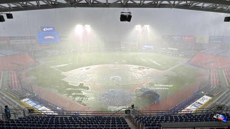 estadio-de-charros-de-jalisco-se-inundo-por-lluvia-en-zapopan