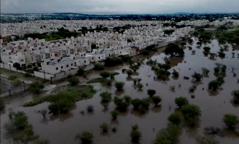 intensas-lluvias-causan-inundaciones-en-colonias-de-queretaro_694454b3-e010-4884-9ed9-5837d594ebc3_medialjnimgndimagefullsize (1)