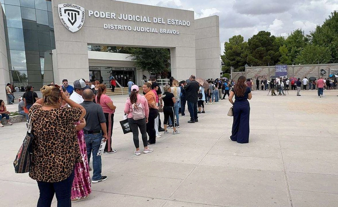 largas-filas-de-familiares-tras-hallazgo-de-383-cuerpos-en-crematorio-de-juarez_7982db29-5fc0-4b0e-a66c-0d231cd69d11_medialjnimgndimage=fullsize