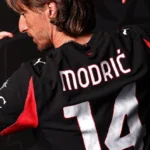luka-modric-sorprende-un-pequeno-fanatico-en-su-presentacion-con-el-milan (1)