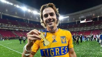 sebastian-cordova-presume-medalla-campeon (1)