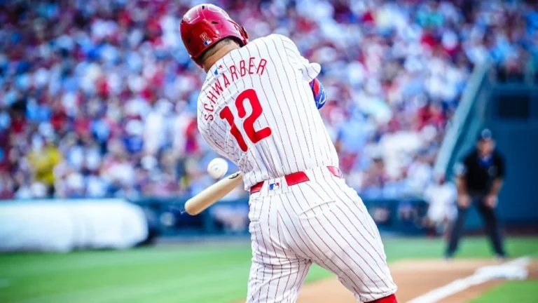 el-bateador-de-los-filis-kyle-schwarber-conecta-4-jonrones-en-el-juego-contra-los-bravos