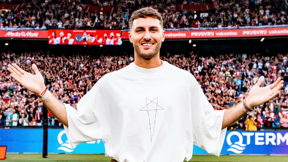 leyenda-del-ven-het-volk-santiago-gimenez-recibe-gran-homenaje-con-feyenoord
