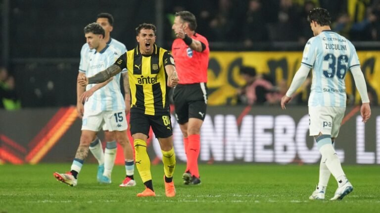 penarol-toma-ventaja-ante-racing-en-octavos-de-final-de-copa-libertadores