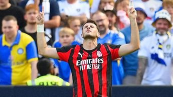 santiago-gimenez-celebra-gol-milan